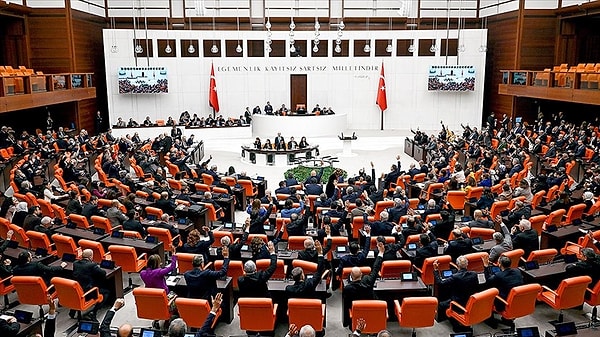 TBMM'de gerçekleşen 2025 yılı bütçe görüşmeleri, zaman zaman vekiller arasındaki yükselen tansiyonla devam ederken, yine dikkat çeken bir an yaşandı.