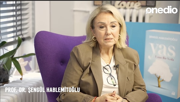 Prof. Dr. Şengül Hablemitoğlu, yas sürecinin kişiye özel olduğunu ve herkesin standart olarak bu süreci yaşamadığını anlattı. Sevdiklerimizin kaybından sonra eskisi gibi olmadığımızı ama yeni benliğimizin kabulunun de yine sürecin bir parçası olduğunu sözlerine ekledi.