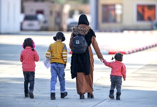 Ancak geçen hafta, yalnızca bir haftalık süreçte toplam 250 bin kişinin evlerine döndüğü bildirildi. Bu kişilerin 100 bini ülke dışında mülteci olarak yaşamlarını sürdüren Suriyelilerden oluşuyordu.