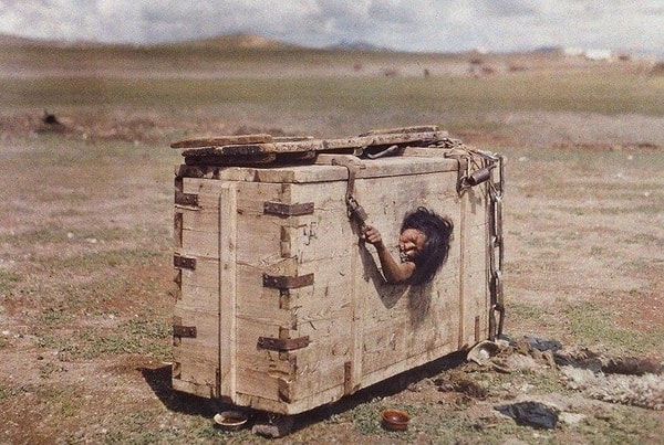 Duvarların arasına hapsedilen bu kişiler, sadece küçük bir delikten yemek ve su verilerek yaşamaya zorlanır, sonunda ise yalnızlık ve açlık içinde ölürdü.