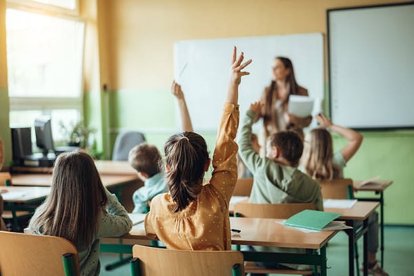 Milli Eğitim Müdürlüğünün yayınladığı metindeki "Yılbaşı etkinlikleri adı altında kültürümüze, geleneklerimize ve inancımıza uymayan etkinlikler"in yapılmaması ifadesi dikkat çekti.