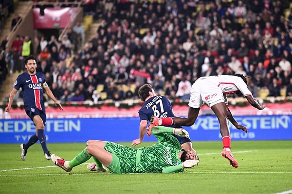 Monaco'nun savunmacısı Wilfried Singo'nun kramponu, PSG kalecisi Donnarumma'ya isabet etti.