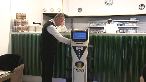 Bahadır Tanrıverdi adlı işletmecinin kebap salonunda işe başlayan robot garsonlar, tepsileri masalara kadar taşıyarak garsonların iş yükünü azaltıyor.