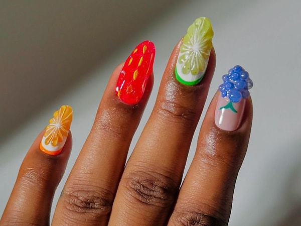 4. Severek tükettiğimiz meyve ve sebzelerden, hatta tatlılardan ilham alan nail art'lar...