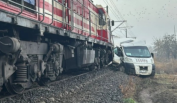 Raydan minibüsün kaldırılması çalışmaları devam ediyor.