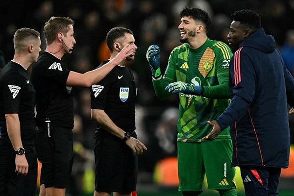 Manchester United cephesinde maça ilk 11'de başlayan Altay Bayındır'ın performansı ve yediği gol tepki çekti.