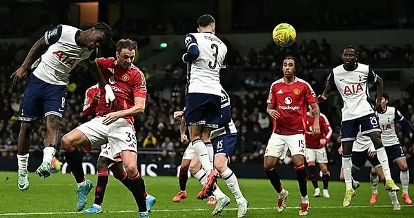 İngiltere Lig Kupası'nın çeyrek final maçında Tottenham ile Manchester United karşı karşıya geldi. Bitiş düdüğüyle birlikte karşılaşmayı 4-3 kazanan Tottenham tur atlayan taraf oldu.