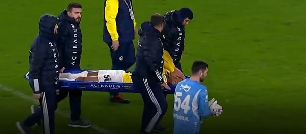 Yabancı kontenjanında yer açmak için Becao'nun sözleşmesini donduracak olan Fenerbahçe'nin listesinde ise 2 isim yer aldığı belirtildi.