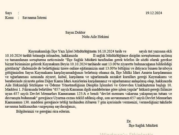 Ancak Aile Hekimleri'nin derdi bitmiyor. Bugün sosyal medyada yer alan bir paylaşımda, bir Aile Hekimi'nin Kaymakamı karşılamak yerine tuvalete gittiği için uyarı cezası aldığı belge yayınlandı.