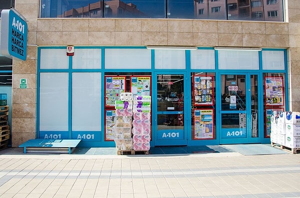 Özellikle mağazaların genel aydınlatmasında ya da dekorasyonunda tercih edilen mavi müşterinin mağazada daha uzun süre vakit geçirmesini sağlıyor. Bu marketlerin satış oranlarını doğrudan etkileyen bir unsurdur.