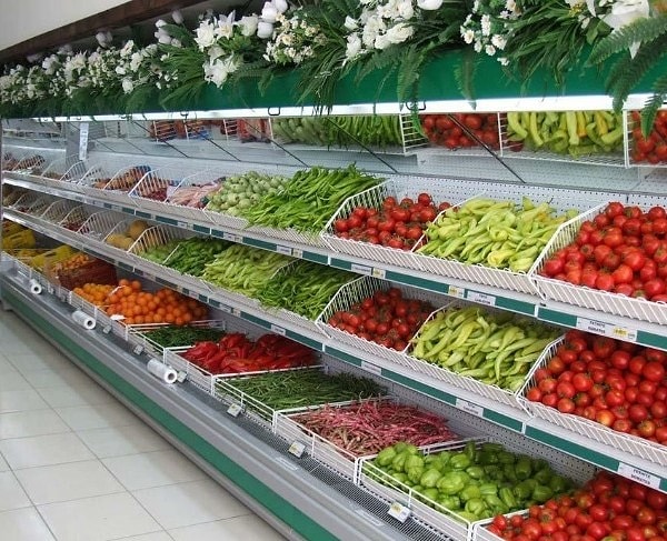 Marketlerin meyve ve sebze reyonlarında sıkça kullanılan sarı ve yeşil tonları müşterilere tazelik ve doğallık hissi verir. Sarı aynı zamanda sıcaklık ve enerji çağrışımı yaparak alışverişi daha pozitif bir deneyim haline getirir.