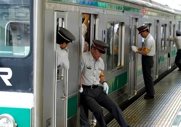 Tokyo Metrolarında Gerçekten İttirici Görevi Üstlenen Personeller Var mı?