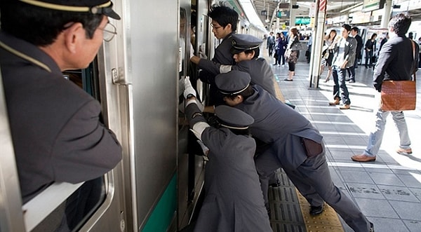 O zaman Tokyo Metrolarını Bu Kadar Kalabalık Yapan Nedir?