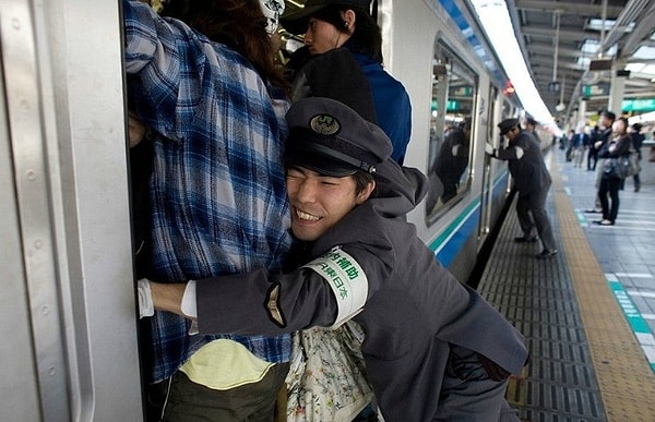 Ancak sabah ve akşam yoğun saatlerde metrolarda bulunan ittiriciler bu durumu yönetilebilir kılmaya çalışıyor. Tokyo’ya seyahat etmeyi planlıyorsanız, bu kalabalığı göz önünde bulundurmanızda fayda var!