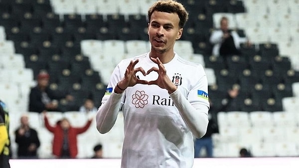 Beşiktaş formasıyla kalitesini ilk başlarda hissettirse de burada da olmadı ve düşen performansıyla görünmez bir kadro dışı süreci yaşadı ve izinli olarak ülkesine döndü.