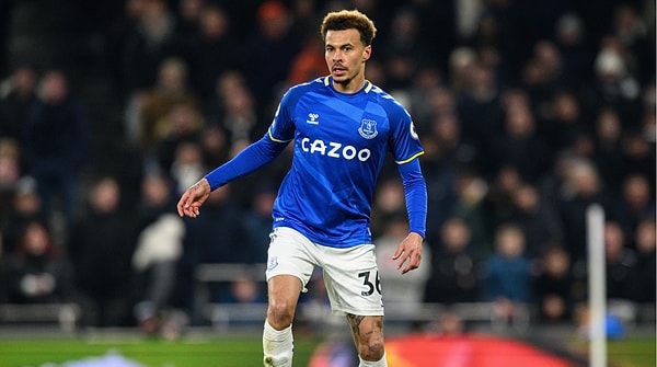 Dele Alli yaklaşık iki yıllık "antrenman" sürecinin ardından nihayet futbola dönüyor. Sosyal medya hesabından Everton'a teşekkür eden Alli, ayrılığın ve yeni yılın yeni bir başlangıca dönüşeceğini söyledi.