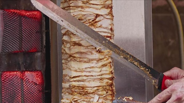 Tavuk döner, bazıları için sadece et dönere bir alternatif olsa da bazıları için vazgeçilmez.