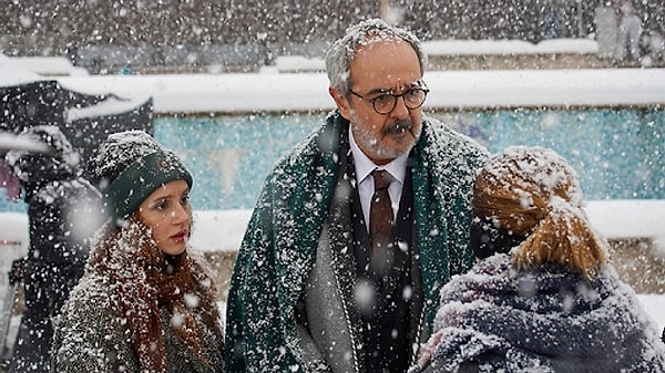 Dizi ve filmlerdeki kar sahneleri en merak edilen konulardan biri. Kar yağışının olmadığı havalarda bu sahnelerin nasıl çekildiği soru işareti oluştururken sonunda beklenen yanıt geldi. Fenomen set çalışanı Yener Yalçın, kar sahnelerinin nasıl çekildiğini ve makineden nasıl kar yağdırıldığını gösterdi. İşte o anlar...