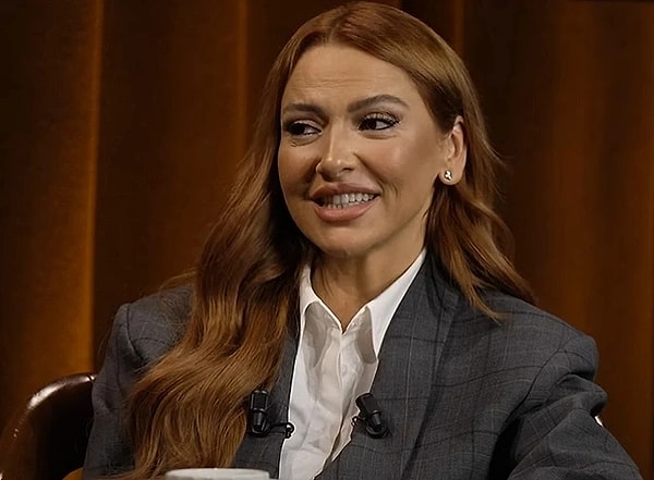 4. Demet Akalın ve Hadise arasındaki ipler geçtiğimiz günlerde yeniden gerilmişti. Türkçe popun efsaneleri Hadise'nin harladığı bir ateşle yeniden kendilerini bir polemik içinde bulmuştu. İbrahim Selim'in programına konuk olan Hadise "hiç sevmiyorum" şeklinde anlattığı şarkıcının kim olduğuyla ilgili iddiaları ortaya çıkarırken akıllara Demet Akalın gelmişti. Akalın ise tahmin edersiniz ki o sözleri cevapsız bırakmamıştı. Ardından olaylara Emrah Karaduman da dahil olmuştu. Karaduman o kişinin Aleyna Tilki olduğunu iddia etmişti. Jüriliğini Hadise'nin yaptığı O Ses Türkiye'nin Yılbaşı bölümüne dahil olan Aleyna Tilki geçtiğimiz saatlerde yeni bir şarkı çıkarttı. Tilki'nin yeni şarkısını destekleyen Hadise ortaya atılan haberi yalanlamış oldu.