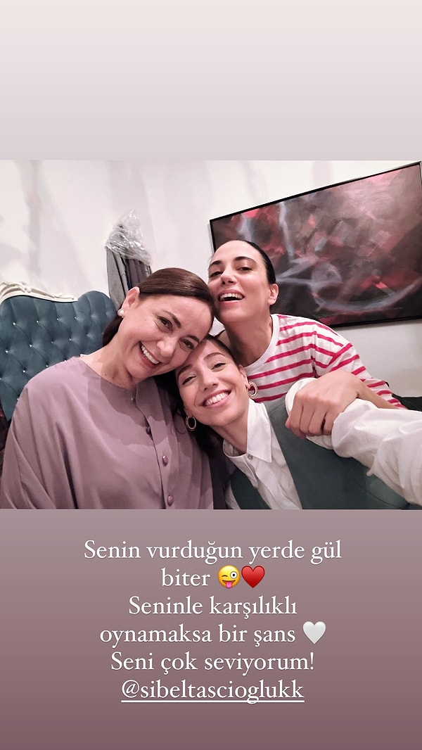 Osmalı tokadı sahnesi sonrası Görkem'i canlandıran Özge Özacar, Sibel Taşçıoğlu ve Ceren Karakoç'la olan fotoğrafını paylaşıp "Senin vurduğun yerde gül biter" yazdı.