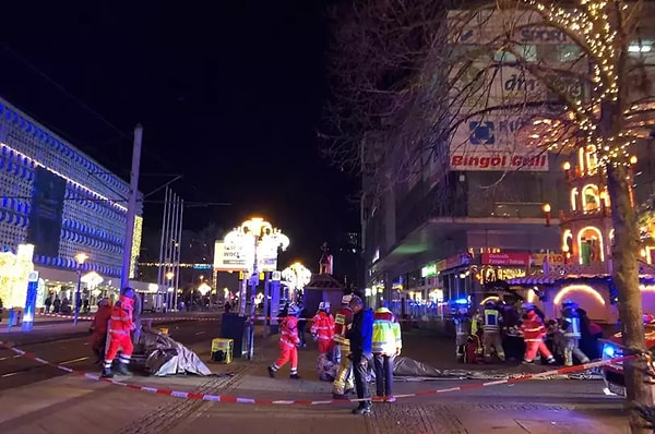 Almanya’yı “İslamlaşmak” suçlayan saldırgan aynı zamanda kendisini “İslam eleştirmeni” olarak nitelendiriyor. İslamı reddeden ve şeriat nedeniyle Suudi Arabistan’dan Almanya’ya gelenlere yardımcı olmak için bir forum kuran Abdulmohsen, Almanya'nın mültecilere zulüm yaptığını belirterek nefret duyduğunu dile getiriyordu.