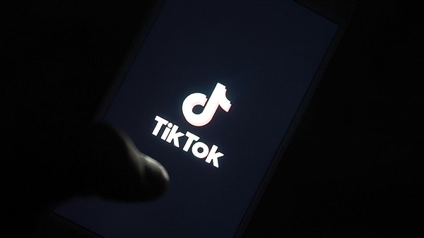 TikTok'un tartışmalı süreçlerine Arnavutluk'tan da akran cinayeti eklendi. Arnavutluk'un başkenti Tiran'daki Fan Noli İlkokulunda, 14 yaşındaki öğrenci Martin Cani, 18 Kasım tarihinde bir başka öğrencinin gerçekleştirdiği bıçaklı saldırı sonucu hayatını kaybetmişti.