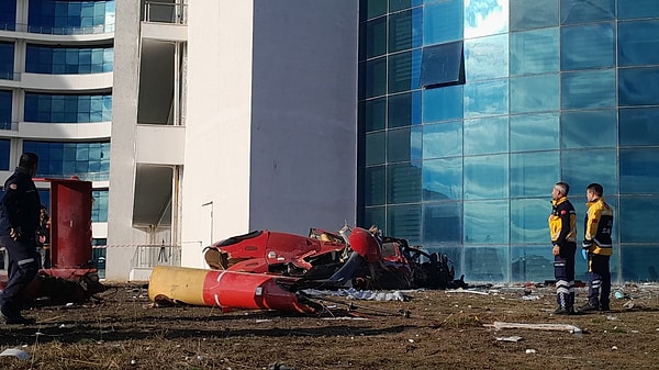 Kaza ihbarının ardından bölgeye çok sayıda sağlık ve arama kurtarma ekibi sevk edildi. Ekipler kaza yerinde çalışmalarını sürdürürken, ilk belirlemelere göre, 4 kişinin hayatını kaybettiği öğrenildi.