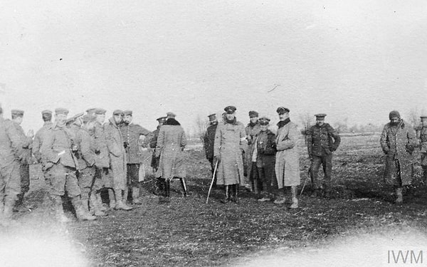 Takvimler 24 Aralık 1914’ü gösteriyordu. Avrupa’nın ortası kan ve barut kokusuyla bir cehennemi andırıyordu. Siperler o kadar yakındı ki iki tarafın askerleri birbirinin nefesini duyabiliyordu.