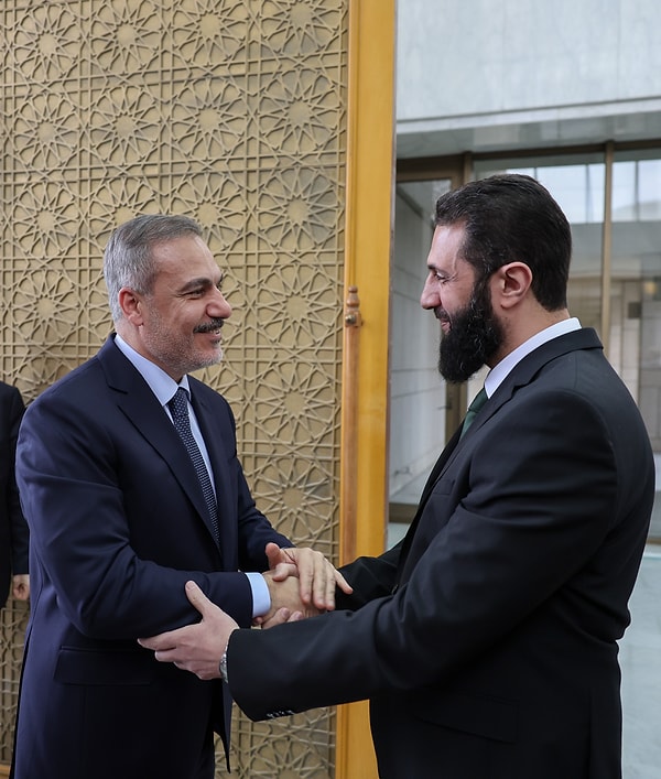 Dışişleri Bakanı Hakan Fidan'ı Suriye'de yeni yönetimin başındaki Ahmed eş-Şera (Colani) karşıladı.