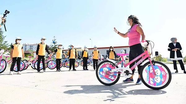 Pandemi döneminde pek çok şehir geçici bisiklet yolları inşa etti ve bunun kalıcı hale gelmesi için çalışmalar yürütüyor.