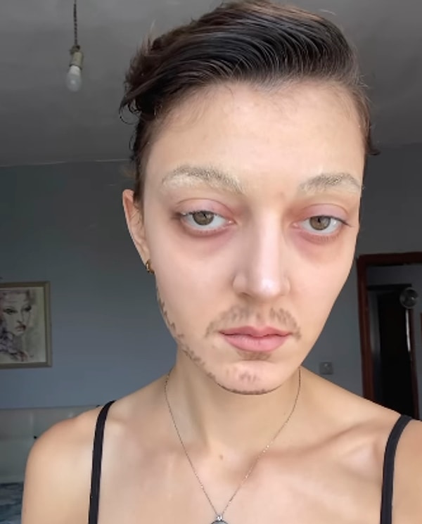 Yaptığı makyajla Mesut Özil'e tıpatıp benzeyen @hilaallllyy, hem espri anlayışı hem de şaşırtıcı benzerliğiyle sosyal medya kullanıcılarının beğenisini topladı.