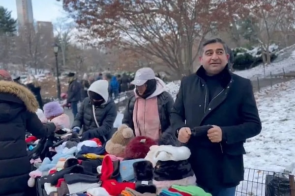 ABD’nin New York kentindeki Central Park’ta bir işporta tezgahı açan Korkmaz soğuk havada atkı, bere, şapka ve kulaklık sattığı anlara ait bir video paylaştı.