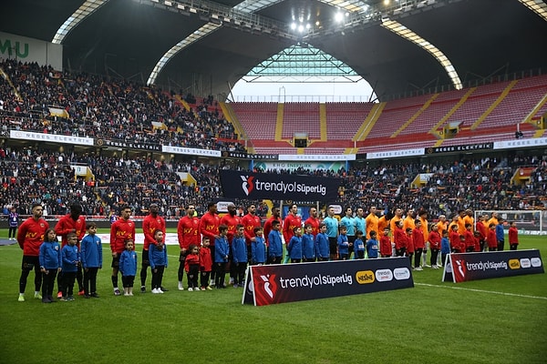 Kayserispor evinde Galatasaray'ı ağırladığı maçın ikinci yarısında sahaya bir taraftar girerek olayların çıkmasına neden oldu.