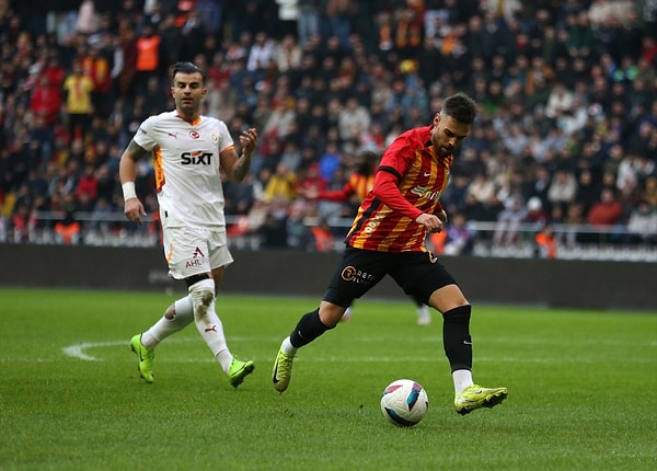 Kayserispor futbolcularının desteği ve polisin çabasıyla saha dışına çıkarılan taraftara yapılan müdahale sırasında tribünler de karıştı. Bir başka taraftar da sahaya girip selfie çektirmek isteyen taraftarı darp etmek istedi.