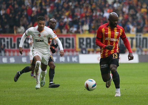 3-1 geride olan Kayserispor taraftarı "Yönetim istifa" tezahüratlarıyla stadı inletirken taraftar sahadan çıkarılsa da tribünlerin sakinleştirilmesi beklendi.