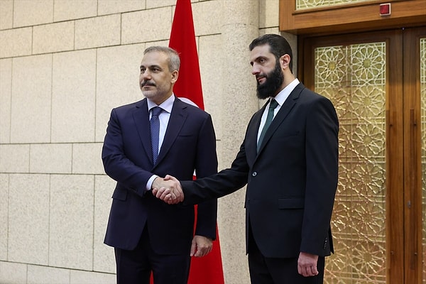 Dışişleri Bakanı Hakan Fidan bugün Suriye'de Colani ile bir araya geldi. Gündüz saatlerinde başlanan görüşmenin ardından ortak basın açıklaması yapıldı.