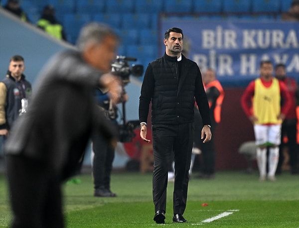 Erman Toroğlu, "Adam futbolcusunun cenazesini kaldırıyor, sen ne anlatıyorsun?" derken "Alıştın beni mahkemeye vermeye" diyerek, "Adam değilsin" dedi.