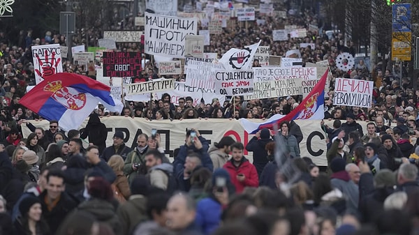 1 Kasım günü gerçekleşen 15 kişinin ölümüne yol açan Novi Sad tren istasyonunun çökmesinin ardından adil bir soruşturma süreci isteyen Sırbistan halkı protestolarla sokaklara döküldü. Haftalardır süren protestoların ateşi ise git gide harlanıyor.