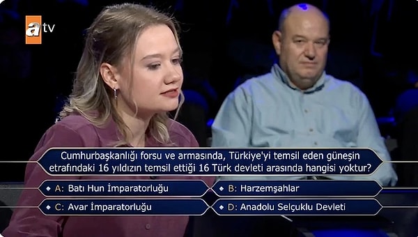 1. Kim Milyoner Olmak İster'de 1 milyonluk soru açıldı. Kim Milyoner Olmak İster'de sorulan "Cumhurbaşkanlığı forsu ve armasında, Türkiye'yi temsil eden güneşin etrafındaki 16 yıldızın temsil ettiği 16 Türk devleti arasında hangisi yoktur?" sorusunun cevabı merak edildi.