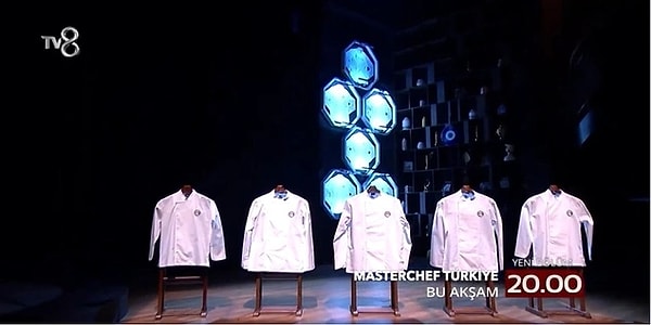 2. MasterChef'te koca bir sezon geride kalmak üzere. İlk 6'ya kalan isimlerin belli olmasının ardından "Şef ceketlerini kimler giyecek?" sorusu bu hafta yanıt bulacak. Kerem, Onur, Erim, Beyza, Semih ve Eda arasındaki kıyasıya mücadele bugün itibarıyla resmen başladı. Tüm yeteneklerini konuşturan yarışmacılar ilk ceketi almak için büyük mücadele verdiler. MasterChef'te ilk ceketi kim kazandı? Gelin birlikte bakalım!