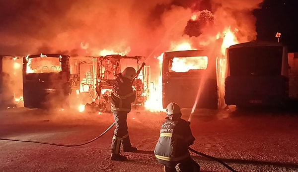 Özel Halk Otobüsleri Kooperatifi durağında saat 03.00 sıralarında park halindeki bir otobüste yangın çıktı.