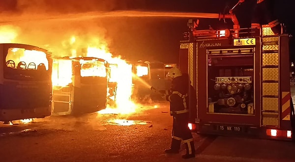 Alevler, yandaki 4 otobüse daha sıçradı. Alevlerin yükseldiğini görenlerin ihbarı üzerine bölgeye çok sayıda itfaiye, polis ve sağlık ekibi sevk edildi.