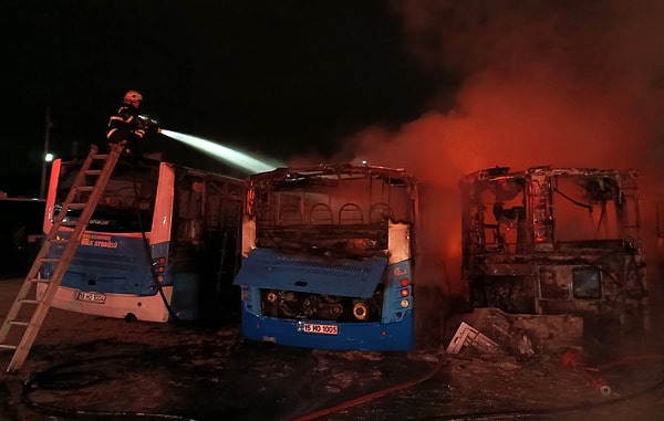 Burdur Belediyesi İtfaiye Müdürü Mehmet Ali Ballak, "Saat 03.18'de ihbar düştü, 1 dakika sonra 3 ekibimiz olay yerine geldi. 5 araç ve 15 personelle müdahale ettik. Maalesef 5 otobüsümüz zarar gördü. Yangının çıkış sebebi yapacağımız detaylı inceleme sonucu belli olacak. Geçmiş olsun" dedi.