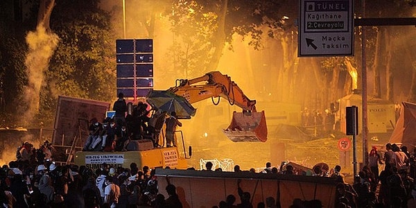 2013 yılında Gezi Parkı eylemleri için sokağa çıkan halka en büyük destek Çarşı grubundan gelmişti. Çarşı'nın halk destanı gibi dillerden dile yayılan Gezi anıları hala hafızalarda.