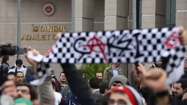 Ancak Çarşı grubu uzun süredir Gezi eylemlerindeki rolü nedeniyle yargılanıyor. 13 yıllık davada bugün kritik bir gelişme yaşandı.