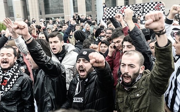 Beşiktaş'ın taraftar grubu "Çarşı" üyelerine açılan davanın bugünkü duruşmasında savcı mütalaasını açıkladı. Savcı, "Çarşı davası" olarak bilinen davada sanıkların hepsine beraat istedi.