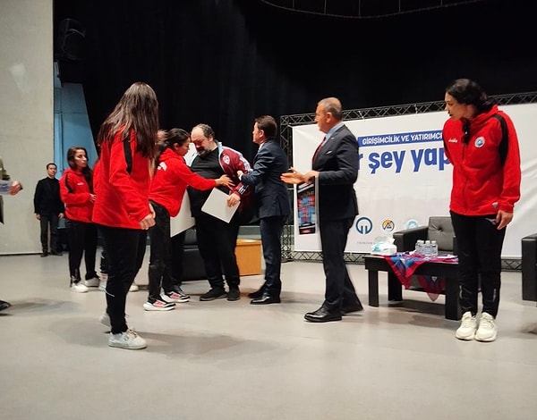 Nevzat Aydın, Trabzon’da bulunan Karadeniz Teknik Üniversitesi Atatürk Kültür Merkezi’nde düzenlenen  “Bir Şey Yapmalı!” sloganı ile düzenlenen panele katıldı.