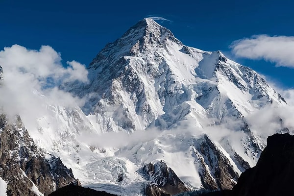 Pakistan ve Çin sınırında bulunan bu dağ, neredeyse mükemmel bir üçgen şekline sahip ve beş farklı rota ile zirveye ulaşma şansı sunuyor. Ancak her bir rota, kendine özgü tehlikeleri barındırıyor.