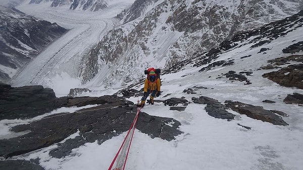 Dağcı Jake Meyer, Everest ve K2'ye tırmanmış deneyimli bir isim olarak bu iki dev arasındaki farkı şöyle açıklıyor: