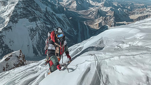 Bir başka büyük zorluk ise yardımın neredeyse imkansız olması. K2'de yaralanan bir dağcı için kurtarılma şansı son derece düşük. Çoğu zaman diğer dağcılar, yaralı kişilerin yanından geçerek zirveye doğru ilerlemek zorunda kalıyor.